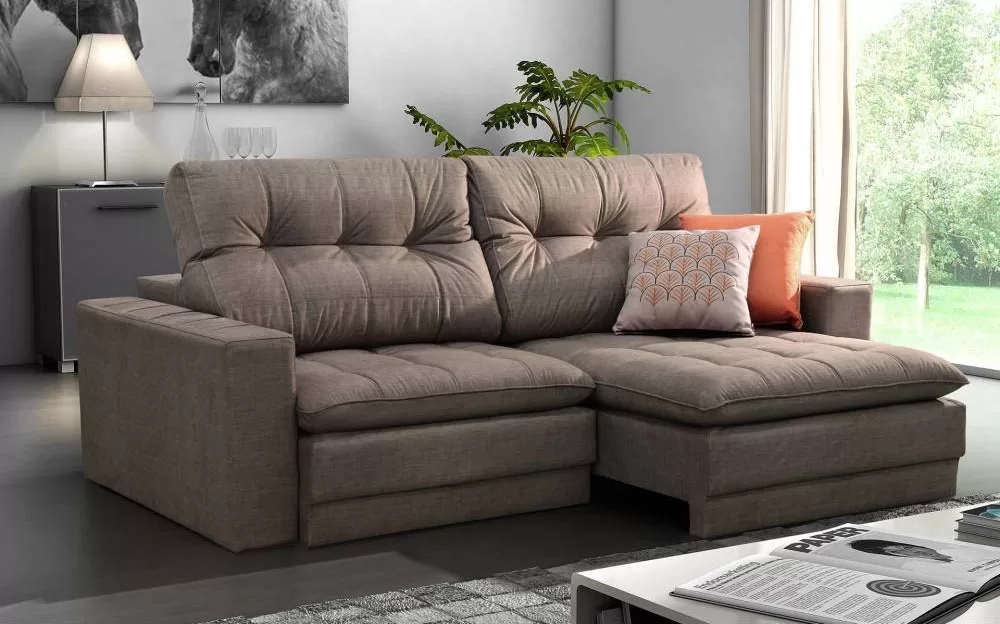 Sofá de canto com chaise em uma sala de estar